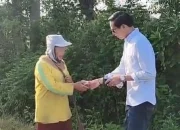 Bupati Kaur Jalan Kaki ke Kantor, Temui Petugas Kebersihan dan Beri Apresiasi Tulus