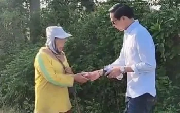 Bupati Kaur Gusril Pausi berjalan kaki menyapa dan memberikan apresiasi kepada petugas kebersihan di jalan menuju kantor