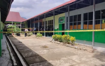 suasana di lingkungan MAN 3 Padang, tempat terjadinya insiden ledakan bom rakitan pada 14 Juli 2026, dengan kehadiran petugas kepolisian yang melakukan penyelidikan