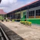 suasana di lingkungan MAN 3 Padang, tempat terjadinya insiden ledakan bom rakitan pada 14 Juli 2026, dengan kehadiran petugas kepolisian yang melakukan penyelidikan