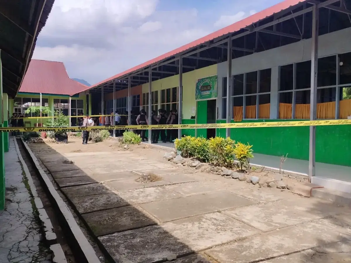 suasana di lingkungan MAN 3 Padang, tempat terjadinya insiden ledakan bom rakitan pada 14 Juli 2026, dengan kehadiran petugas kepolisian yang melakukan penyelidikan