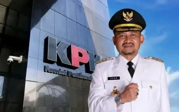 Bupati Pemalang Anom Widiyantoro saat digiring petugas KPK menggunakan rompi oranye menuju Rumah Tahanan Negara