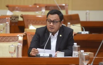Anggota Komisi III DPR memberikan pernyataan terkait desakan usut tuntas kematian Sutrimo