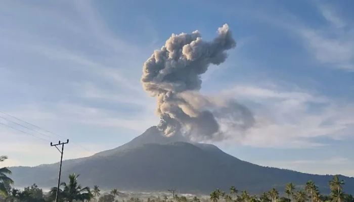 Erupsi Lagi Pagi Ini, Gunung Lewotobi Laki-Laki Semburkan ABU Vulkanik 1.600 Meter!