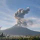 Gunung Lewotobi Laki-Laki meletus dan menyemburkan kolom abu vulkanik setinggi 1.600 meter