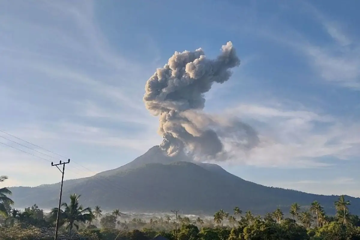 Gunung Lewotobi Laki-Laki meletus dan menyemburkan kolom abu vulkanik setinggi 1.600 meter