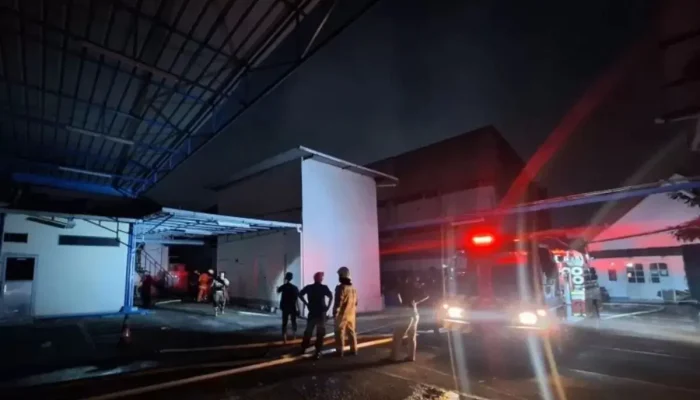 Dilalap Si Jago Merah, Damkar Kerahkan 185 Personel Kebakaran Kebayoran Lama!