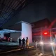 Petugas Damkar sedang memadamkan api di lokasi kebakaran gudang obat Kebayoran Lama