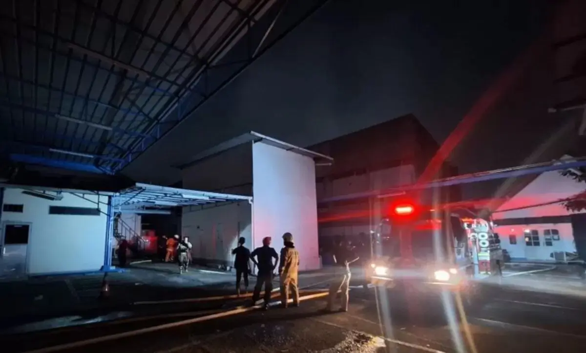 Petugas Damkar sedang memadamkan api di lokasi kebakaran gudang obat Kebayoran Lama