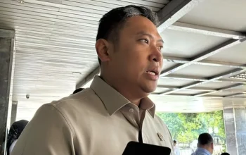 Kepala Badan Gizi Nasional Sudaryono memberikan keterangan kebijakan pembersihan institusi