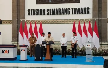 Presiden Prabowo Subianto didampingi pejabat terkait meresmikan hasil revitalisasi Stasiun Semarang Tawang yang tetap menjaga nilai sejarah