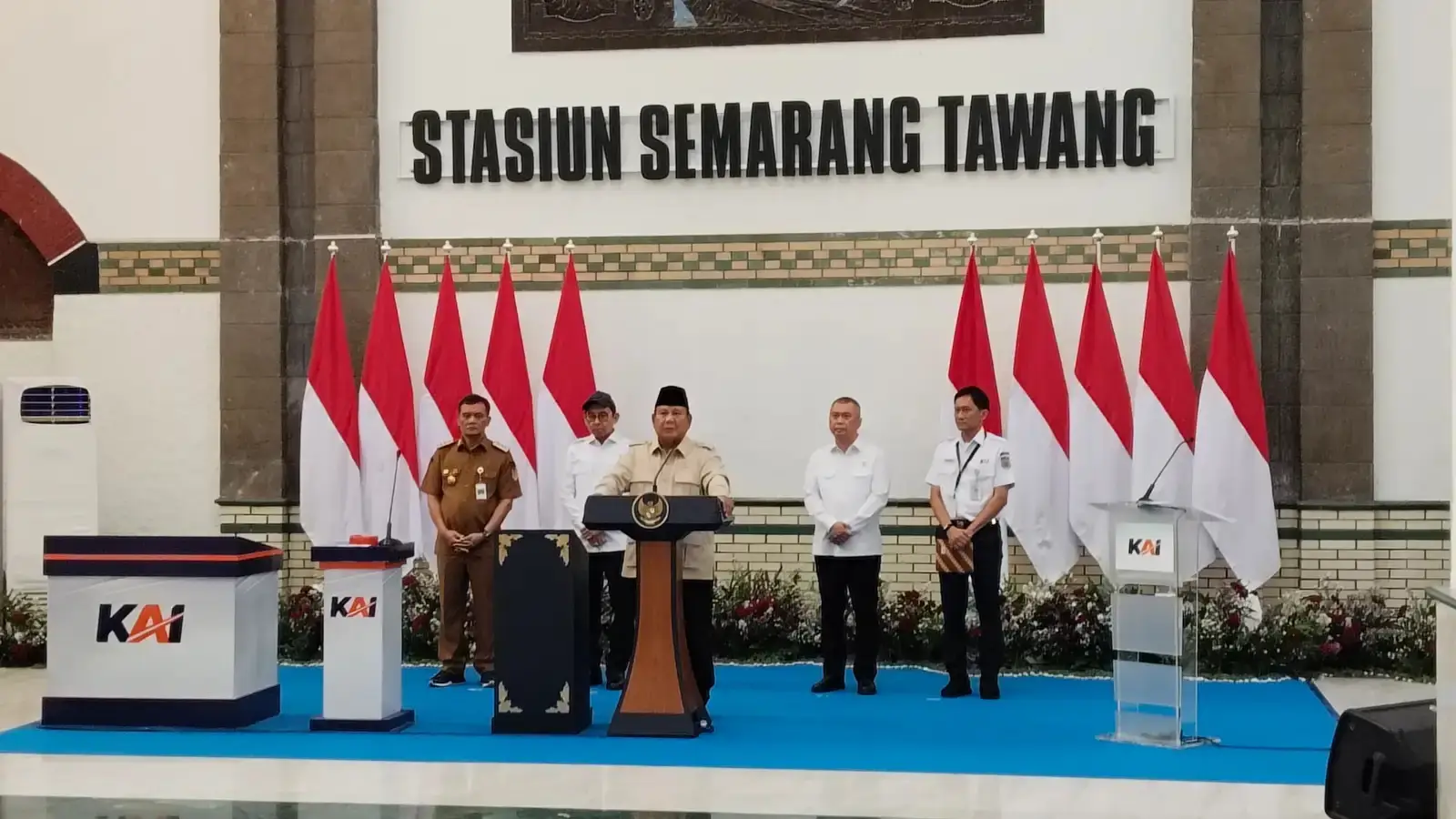 Presiden Prabowo Subianto didampingi pejabat terkait meresmikan hasil revitalisasi Stasiun Semarang Tawang yang tetap menjaga nilai sejarah