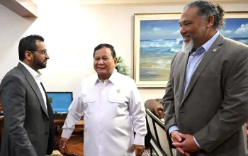 Direktur FBI Kash Patel menyerahkan artefak budaya kepada Presiden Prabowo di kediaman Kertanegara