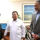 Direktur FBI Kash Patel menyerahkan artefak budaya kepada Presiden Prabowo di kediaman Kertanegara