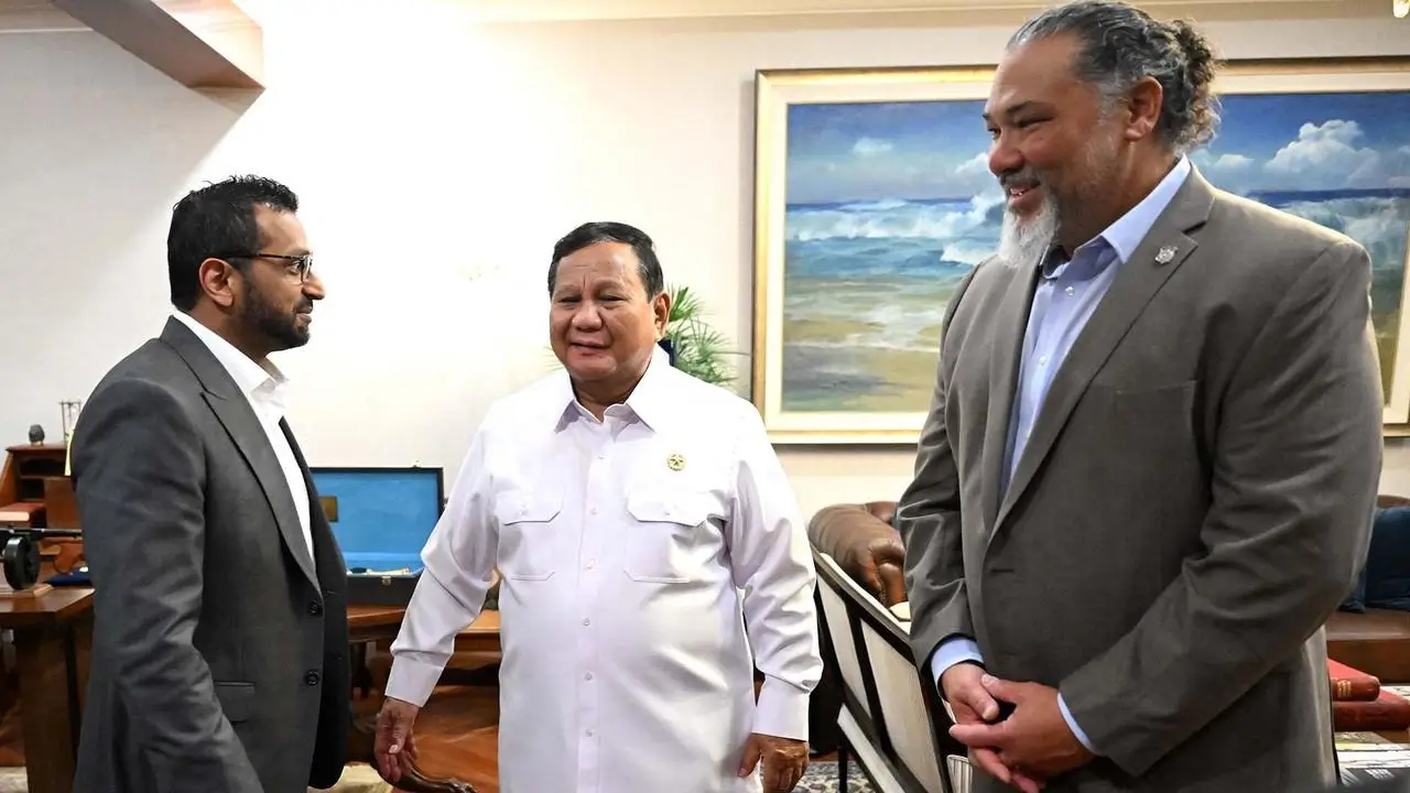 Direktur FBI Kash Patel menyerahkan artefak budaya kepada Presiden Prabowo di kediaman Kertanegara