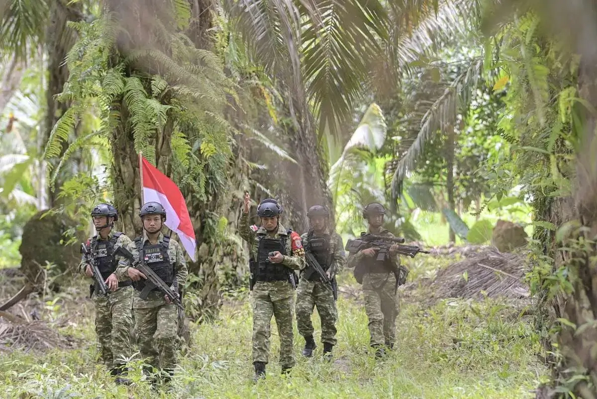 Presiden Prabowo Subianto bersama jajaran TNI dan Kemenhan saat mengumumkan kenaikan tunjangan kinerja