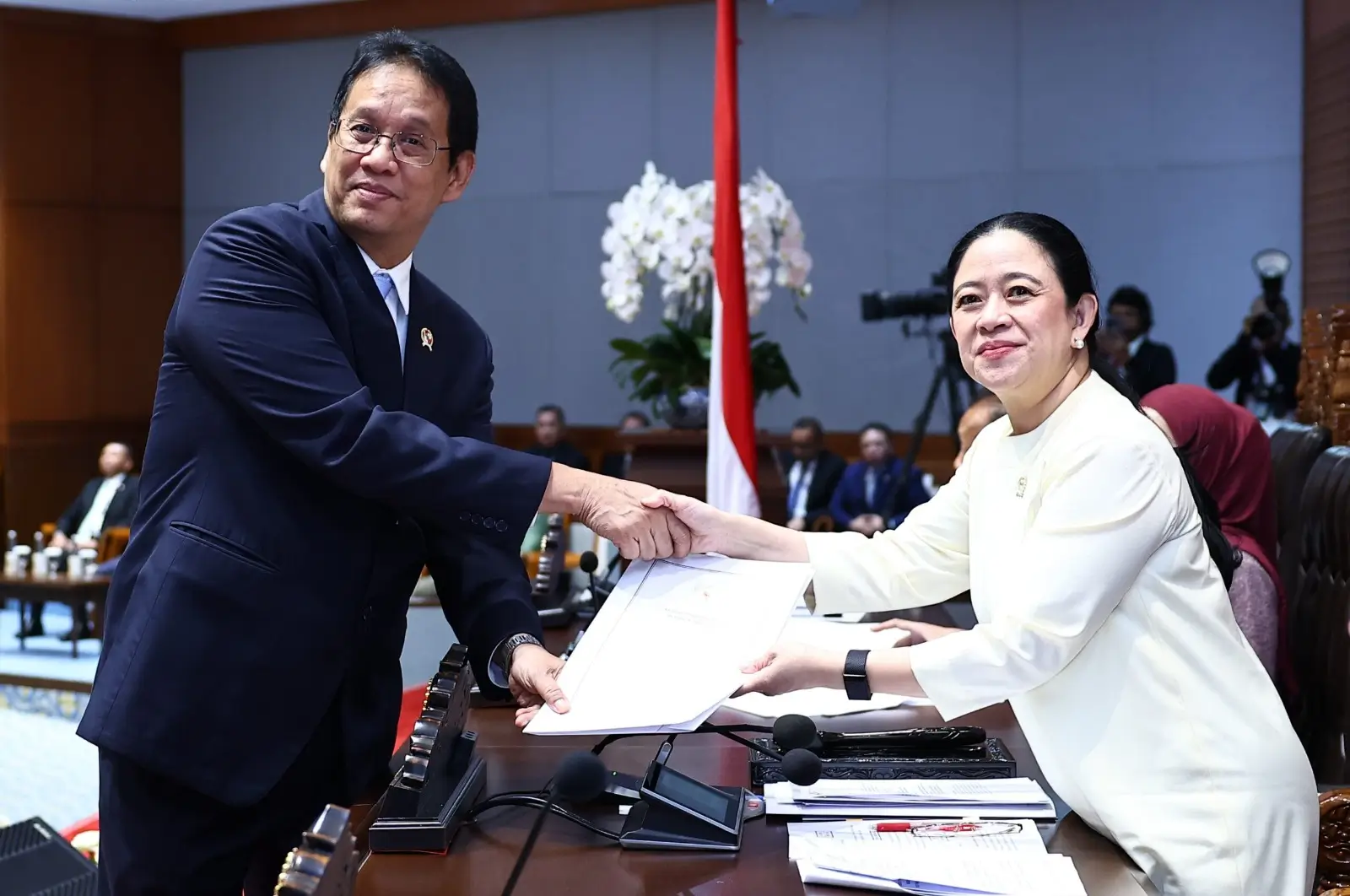Rapat paripurna DPR mengesahkan RUU PFII menjadi undang undang di Jakarta