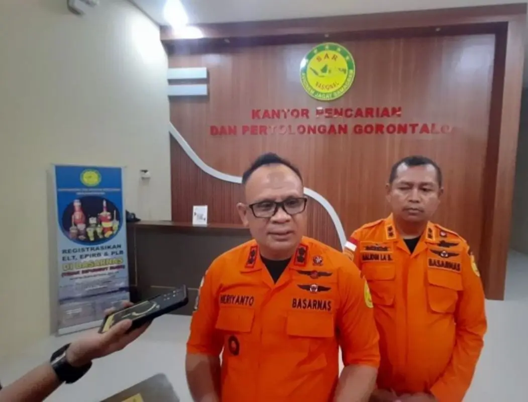 Tim SAR bersiap menunggu perbaikan cuaca untuk mulai mencari speedboat yang hilang beserta penumpangnya