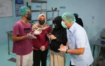 Kunjungan inspeksi mendadak Kepala BGN Sudaryono meninjau langsung proses produksi makanan di dapur SPPG