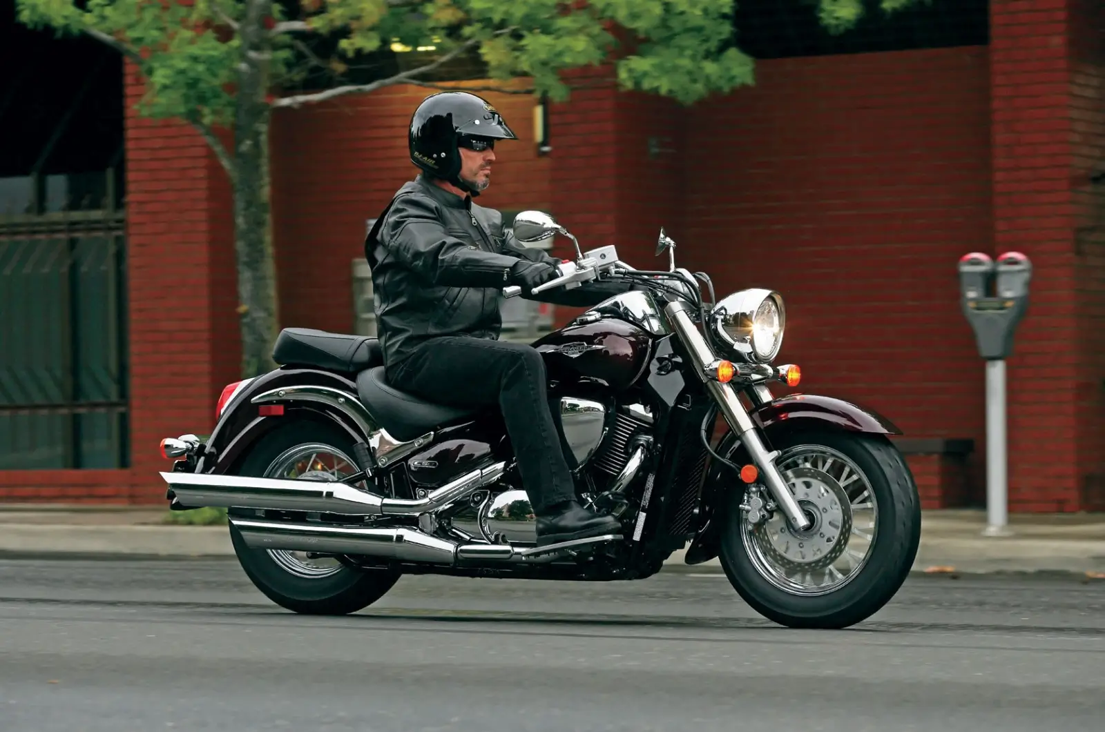 Tampilan gagah dan elegan Suzuki Boulevard C50 dengan sentuhan krom khas cruiser
