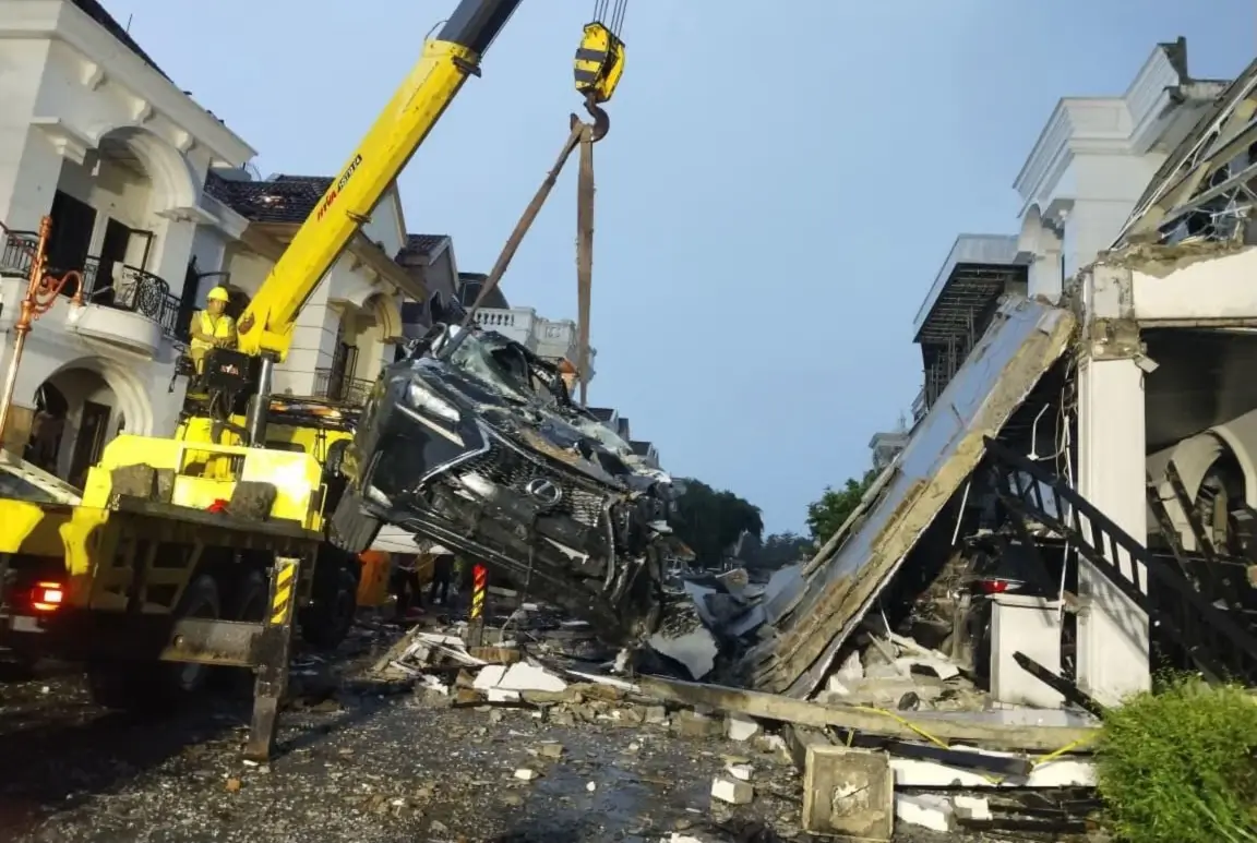 ledakan hebat yang terjadi di Kompleks Grand Polonia Medan diduga disebabkan oleh kebocoran pipa gas