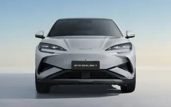 Kumpulan sepuluh mobil terbaru dengan fitur canggih dan teknologi modern, meliputi BYD Sealion 7, Hyundai IONIQ 5, Tesla Model 3, Mercedes Benz EQS, Kia EV9, XPENG G6, BMW i5, ZEEKR 009, Mercedes Benz EQS SUV dan Hyundai KONA Electric