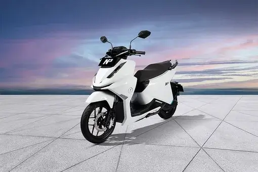 Tampilan motor listrik ALVA N3 Next Gen berdesain modern dengan baterai generasi terbaru