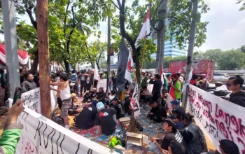 Suasana aksi demonstrasi damai warga Pati di depan Kompleks Parlemen Jakarta dengan pengamanan ribuan aparat kepolisian