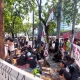 Suasana aksi demonstrasi damai warga Pati di depan Kompleks Parlemen Jakarta dengan pengamanan ribuan aparat kepolisian
