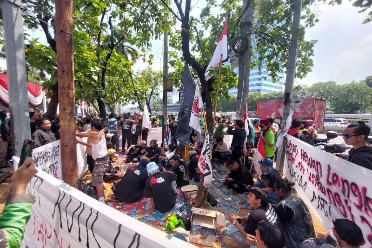 Suasana aksi demonstrasi damai warga Pati di depan Kompleks Parlemen Jakarta dengan pengamanan ribuan aparat kepolisian