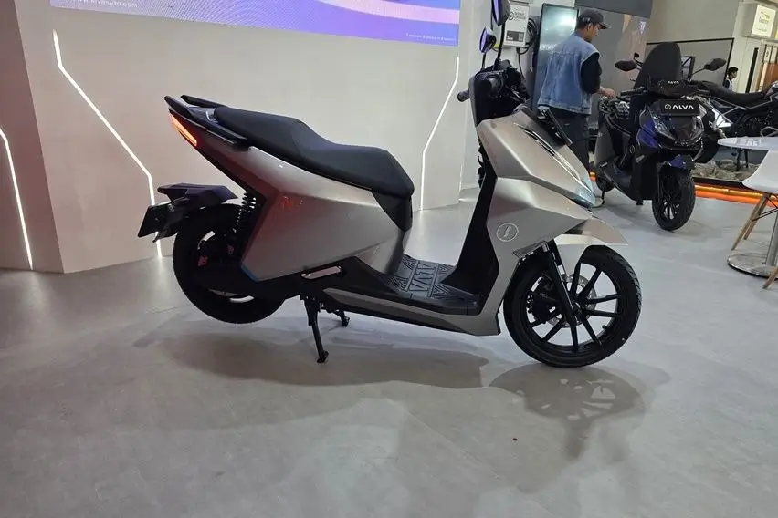Tampilan motor listrik Alva N3 2026 yang bergaya stylish dan berfitur modern