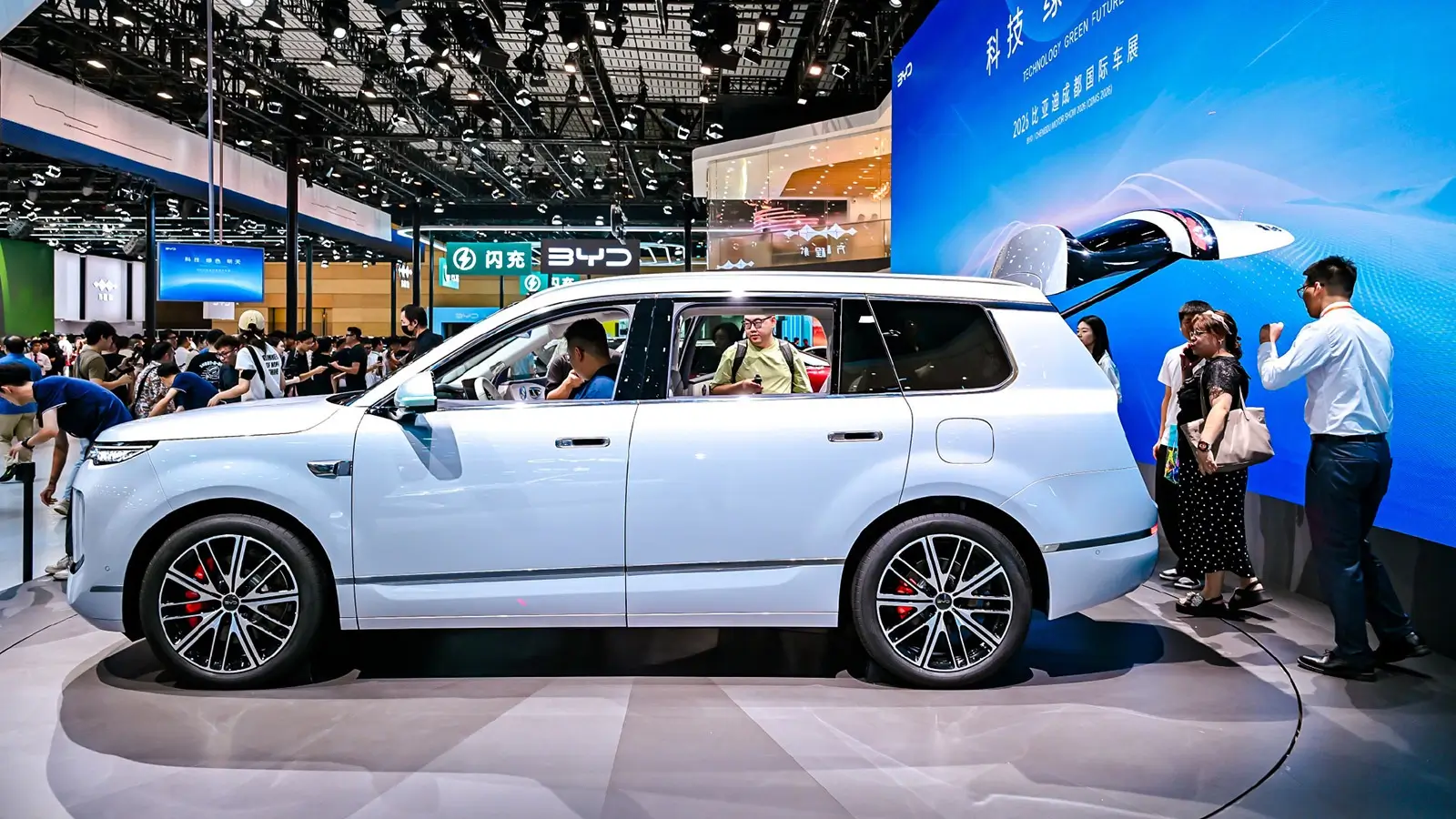 Tampilan BYD Sealion 08 SUV andalan terbaru dengan baterai 115 kWh, jarak tempuh 900 km, meluncur 2 September 2026