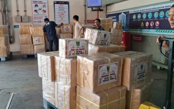 Proses penyaluran bantuan rendang dari Sumbar untuk korban gempa NTT