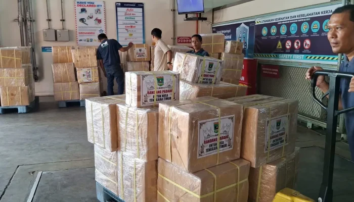 Bantu Korban Gempa NTT, ASN dan Warga Sumbar Kirim Makanan Lezat Rendang 2,2 Ton!