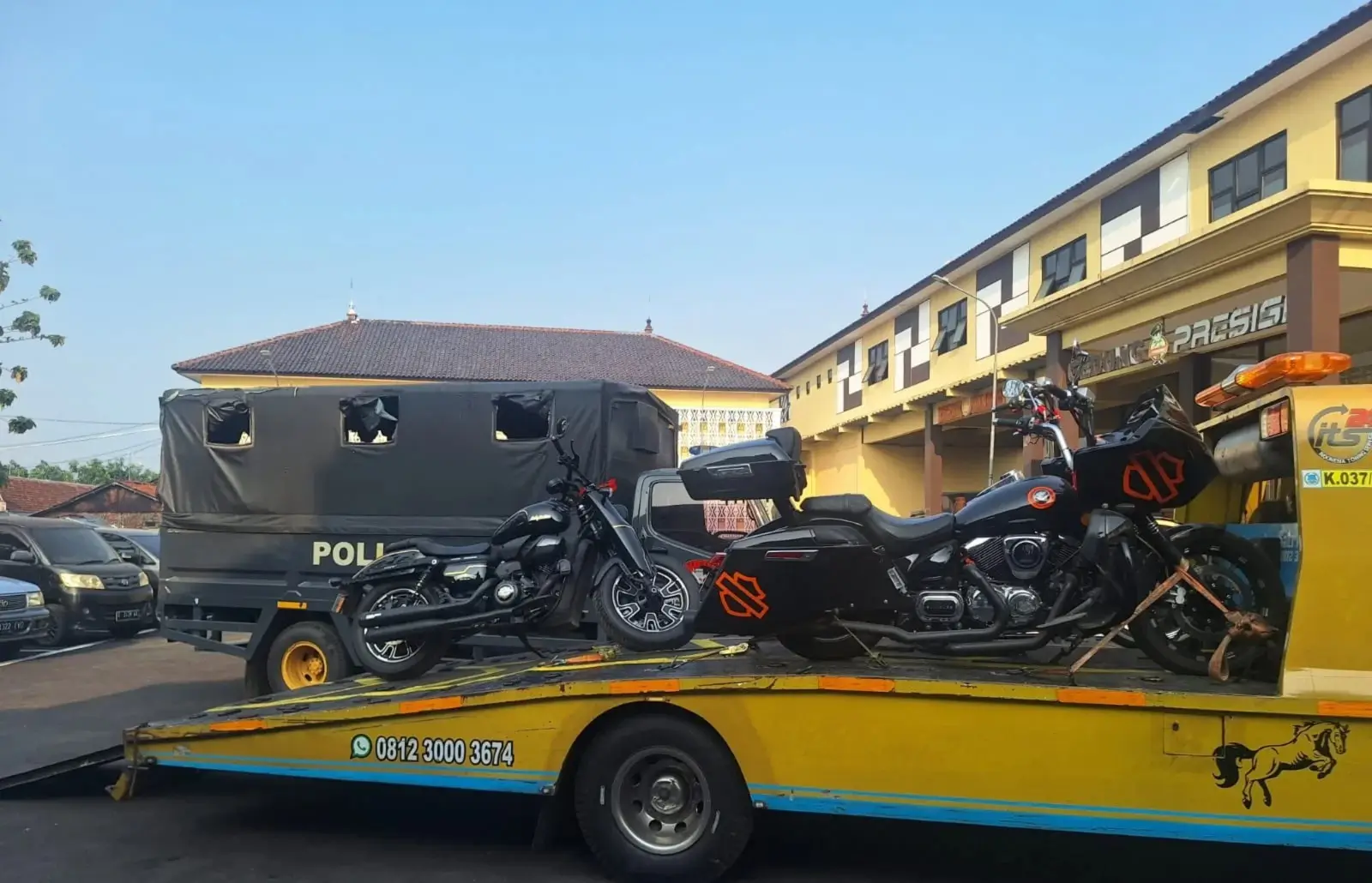 Petugas KPK saat menata barang bukti hasil penyitaan dalam kasus Bupati Pemalang