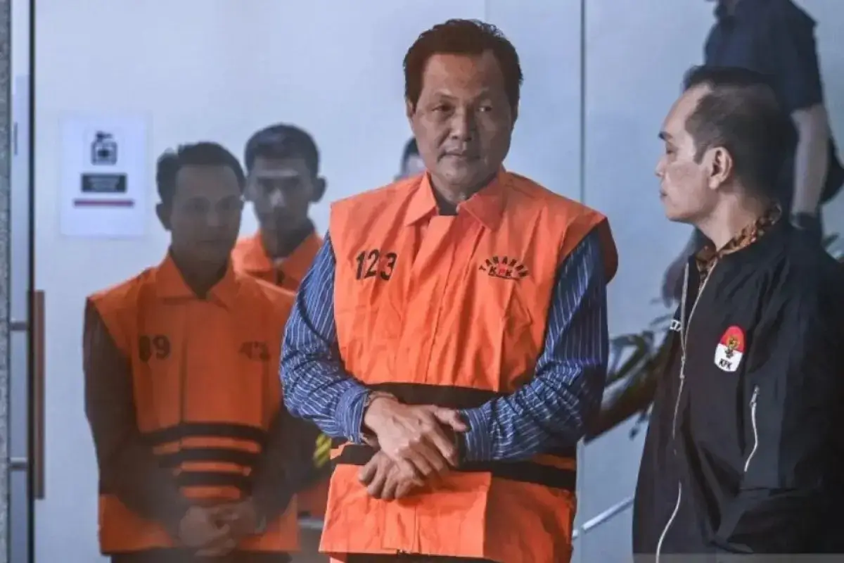 Bupati Muara Enim Edison yang ditahan KPK dalam kasus dugaan suap proyek pengadaan