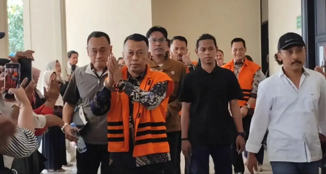 Sugiri Sancoko Bupati Ponorogo nonaktif saat persidangan di Pengadilan Tipikor Surabaya terkait kasus suap dan gratifikasi