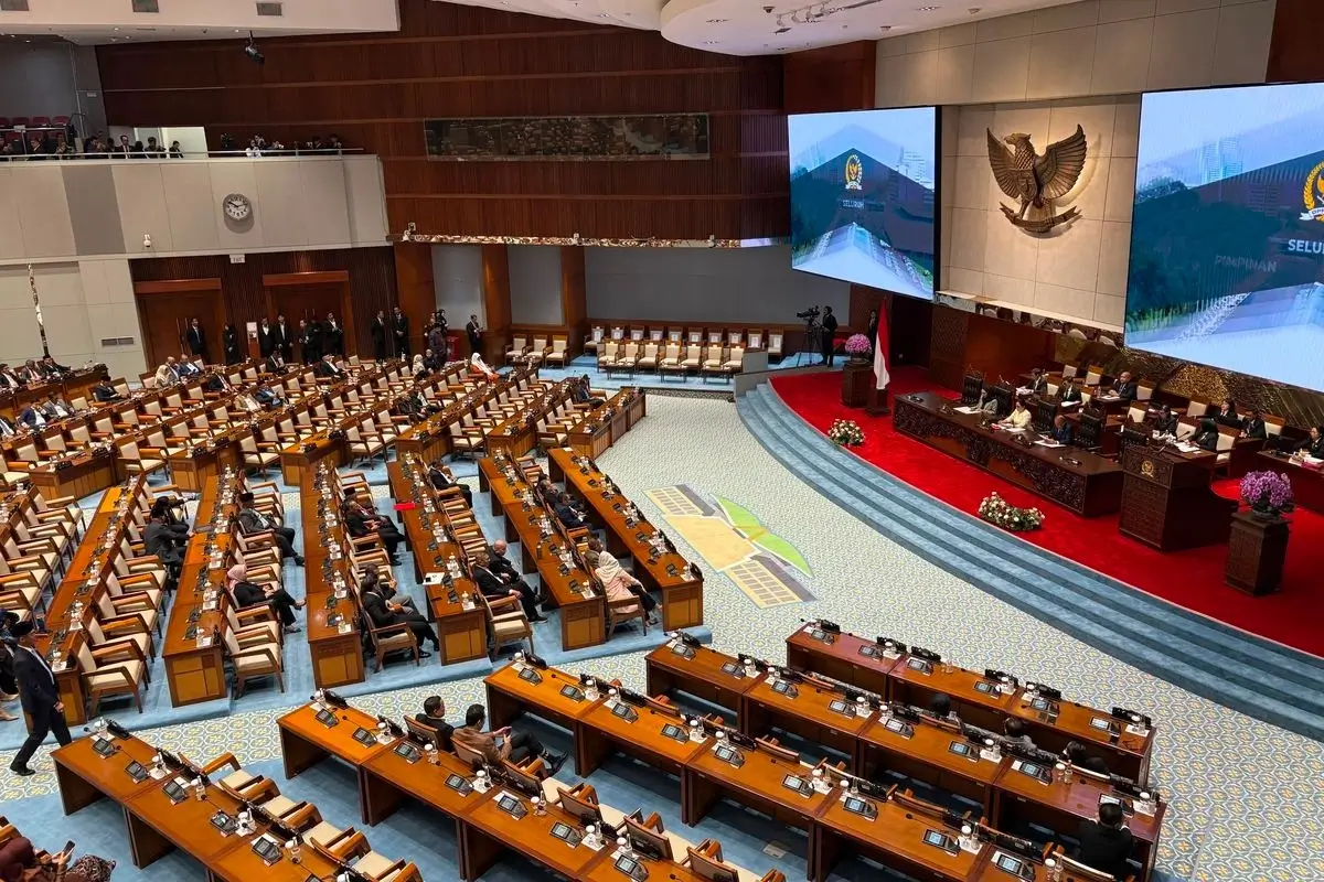 Suasana Kompleks Parlemen Senayan Jakarta saat adanya aksi demo namun DPR RI tetap menggelar Rapat Paripurna