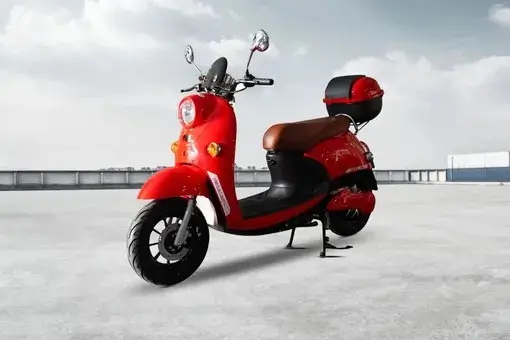 Tampilan sederet motor matic desain klasik mirip Honda Scoopy yang menarik perhatian pencari motor hemat dan bergaya