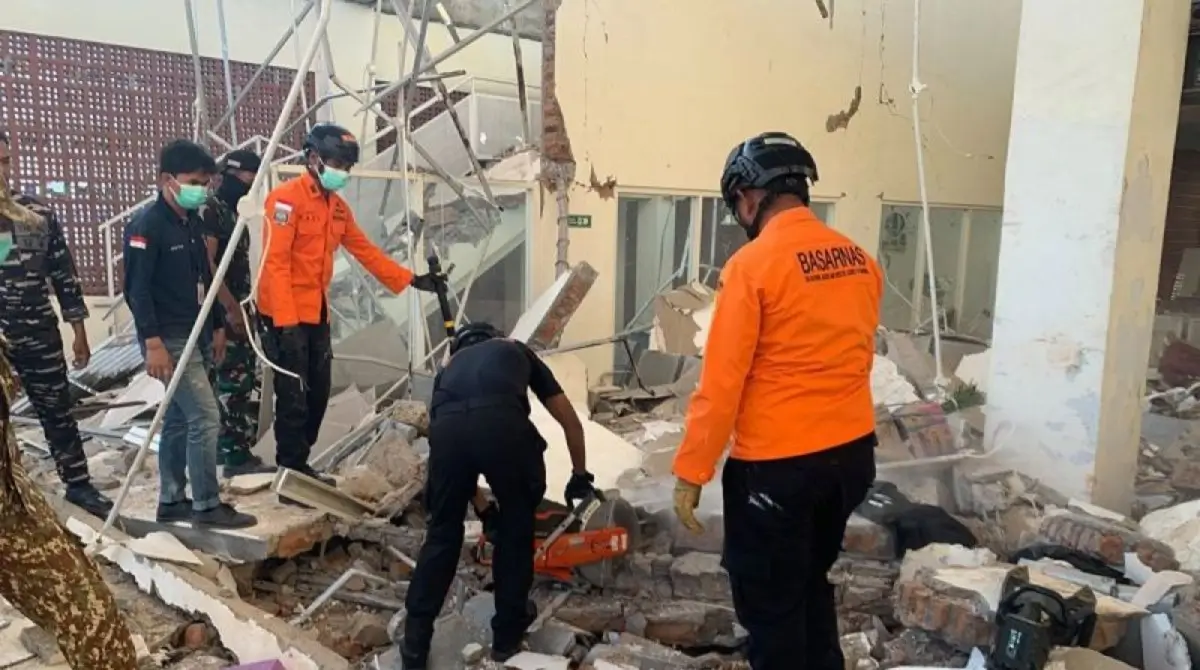 Gubernur NTT bersama jajaran sedang memimpin koordinasi upaya penyelamatan pasca gempa 7,7 di wilayah Flores Nusa Tenggara Timur