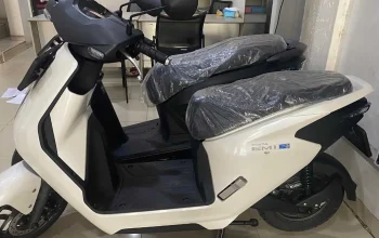 Tampilan samping motor listrik Honda EM1 e dengan desain modern dan ringkas