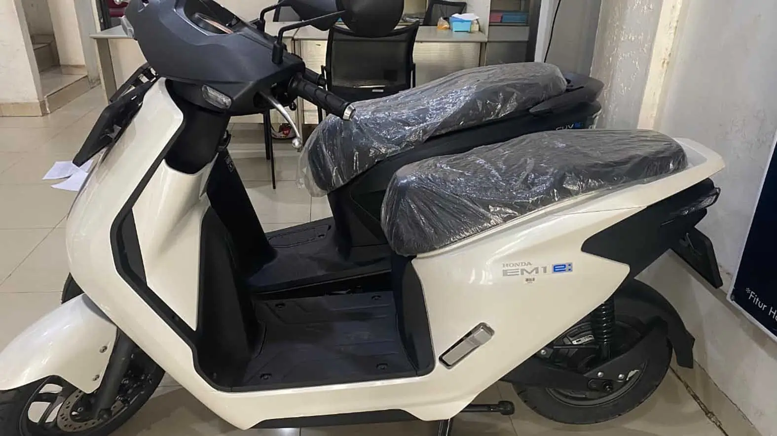 Tampilan samping motor listrik Honda EM1 e dengan desain modern dan ringkas