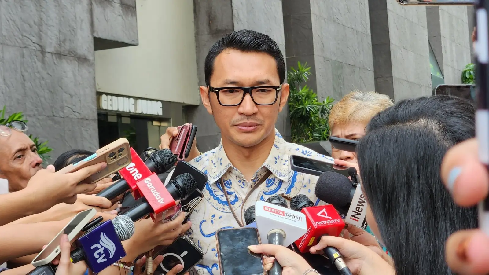Bambang Rudijanto Tanoesoedibjo atau Rudy Tanoe terkait panggilan pemeriksaan KPK