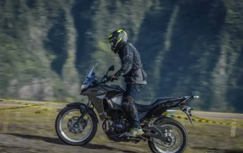 Tampilan motor Kawasaki Versys-X 250 berdesain tangguh bergaya adventure siap digunakan untuk perjalanan jauh dan touring
