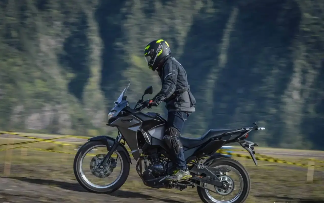 Tampilan motor Kawasaki Versys-X 250 berdesain tangguh bergaya adventure siap digunakan untuk perjalanan jauh dan touring