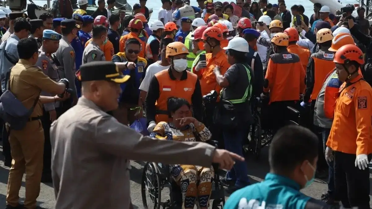 KMP Mutiara Sentosa II yang mengalami kebakaran hebat di perairan utara Sumenep Madura