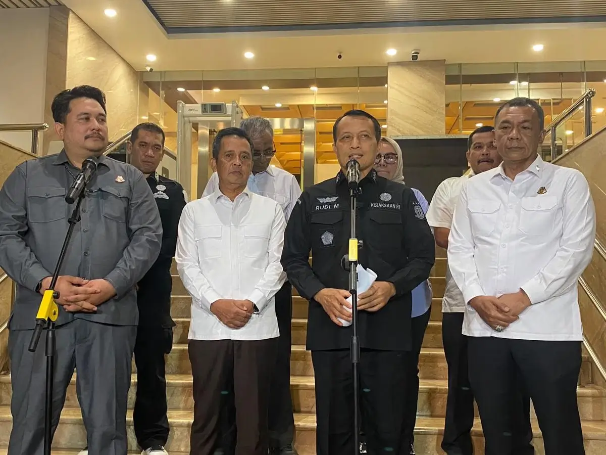 Petugas Kejagung sedang melakukan pemeriksaan saksi kasus Febrie Adriansyah
