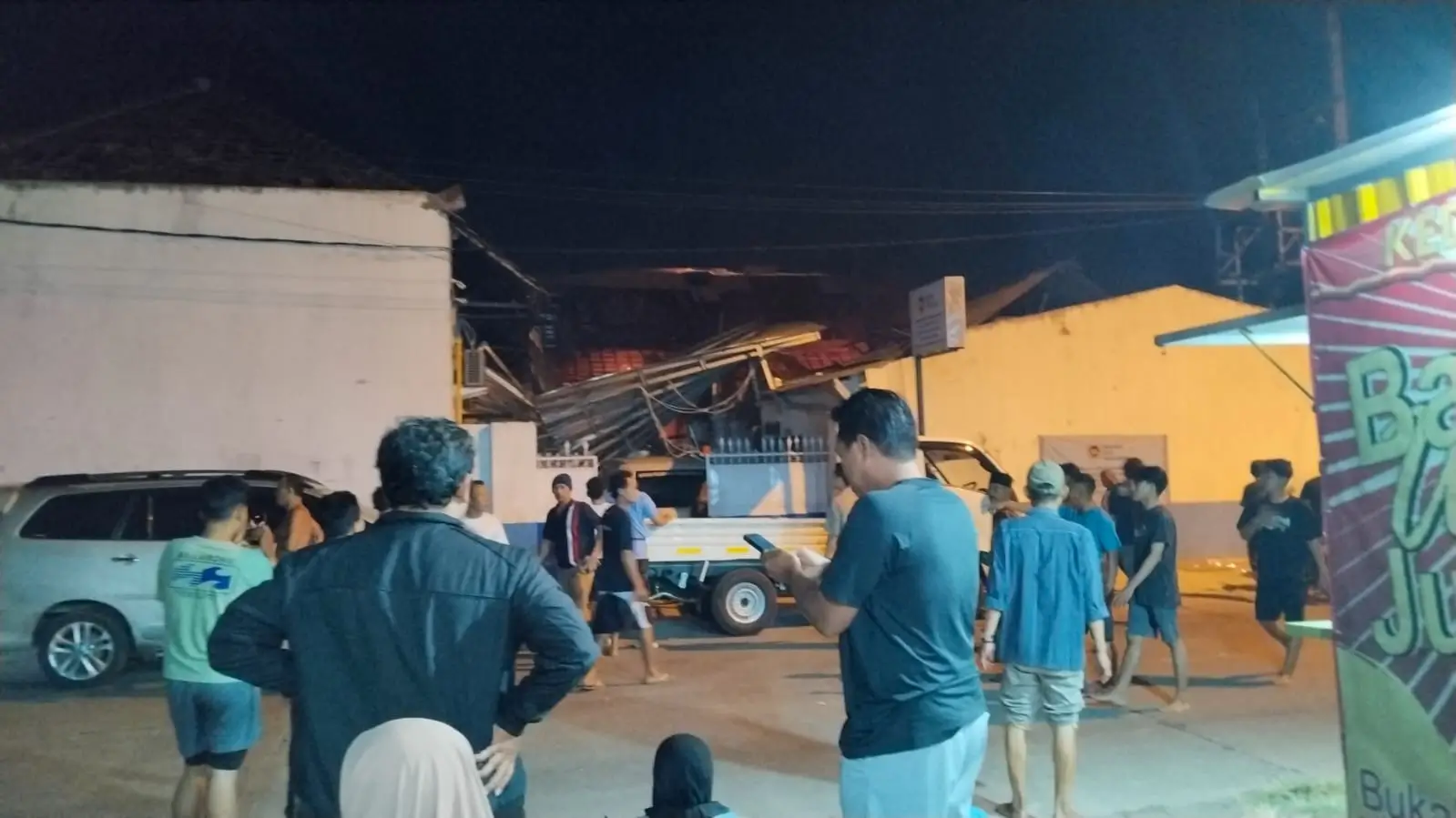 Lokasi ledakan dan kebakaran di dapur SPPG Desa Medali Kabupaten Mojokerto