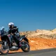 Motor adventure melaju di jalan lintas Sumatera yang curam dan berkelok