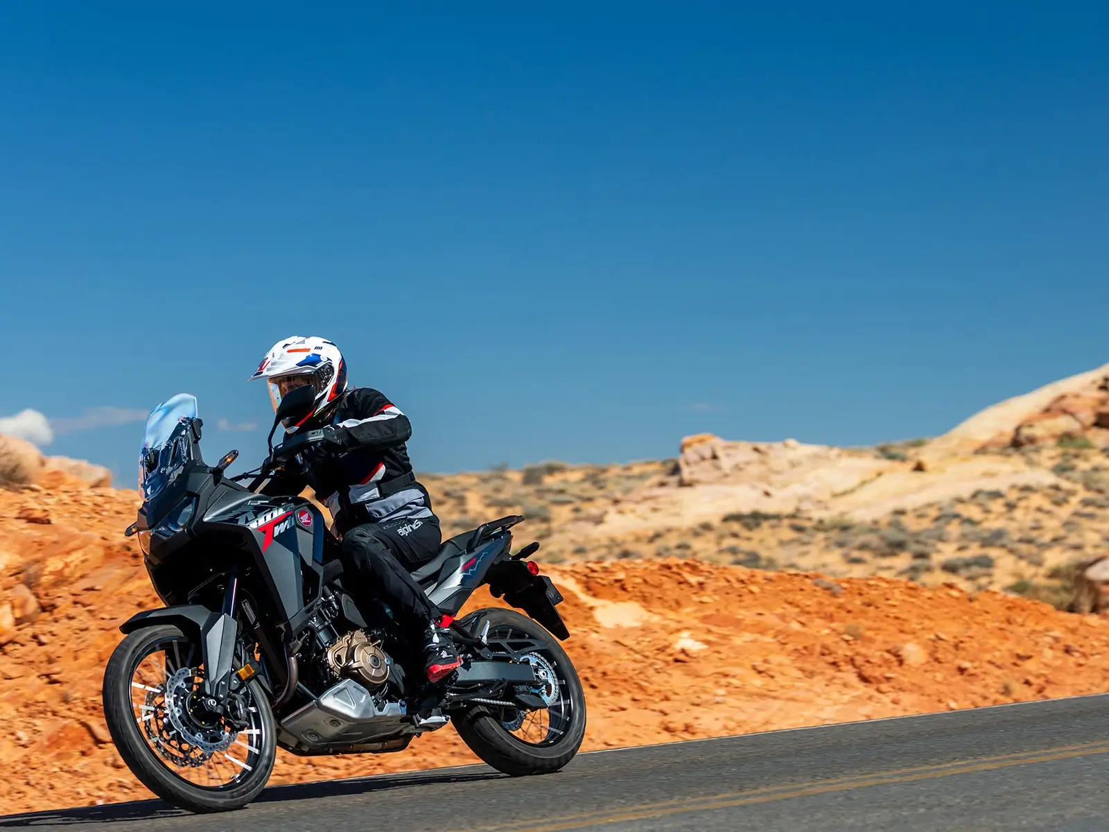 Motor adventure melaju di jalan lintas Sumatera yang curam dan berkelok